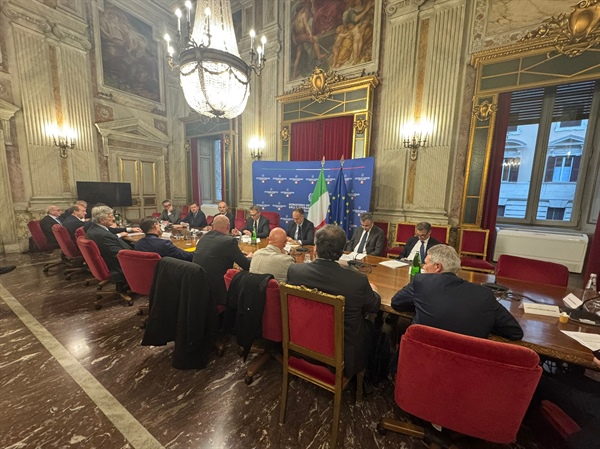 Latte, piano in cinque mosse per salvare il prezzo e dare competitività al settore 