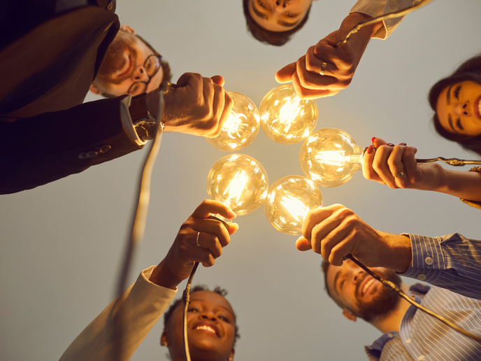 REScoop.eu accoglie con favore l'obiettivo di decuplicare l'energia prodotta dalle comunità previsto dal Citizens Energy Package, ma si rammarica della mancanza di controlli